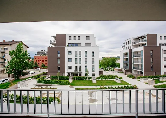 Bright 2-bed Free Parking & Wifi - Walk To Old Town Liubliana