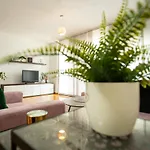 Bright 2-bed Free Wifi And Walk To Old Town Apartmán