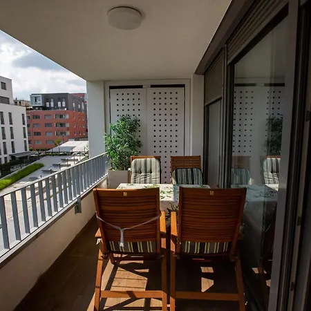Bright 2-bed Free Wifi And Walk To Old Town Apartment *