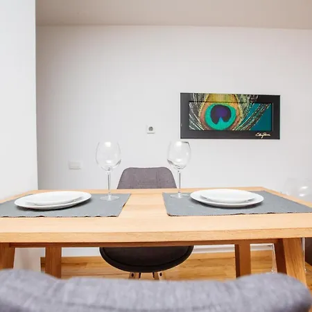 Bright 2-bed Free Wifi And Walk To Old Town *