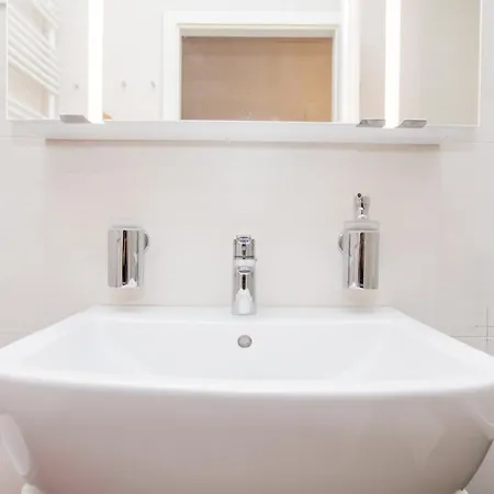 Bright 2-bed Free Parking & Wifi - Walk To Old Town *