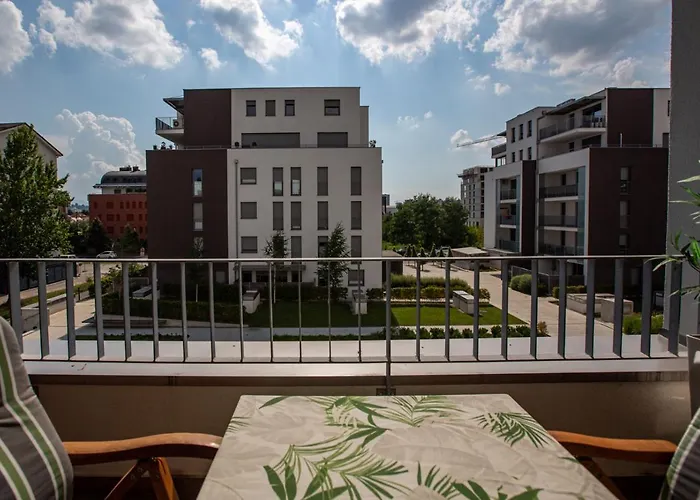 Bright 2-bed Free Parking & Wifi - Walk To Old Town Apartment