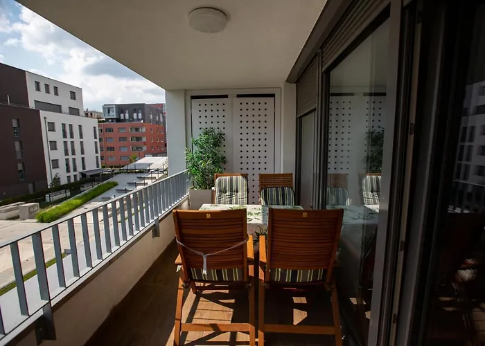 Bright 2-Bed Apartment Free Wifi And Walk To Old Town アパート *