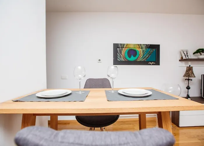 Bright 2-Bed Apartment Free Wifi And Walk To Old Town *