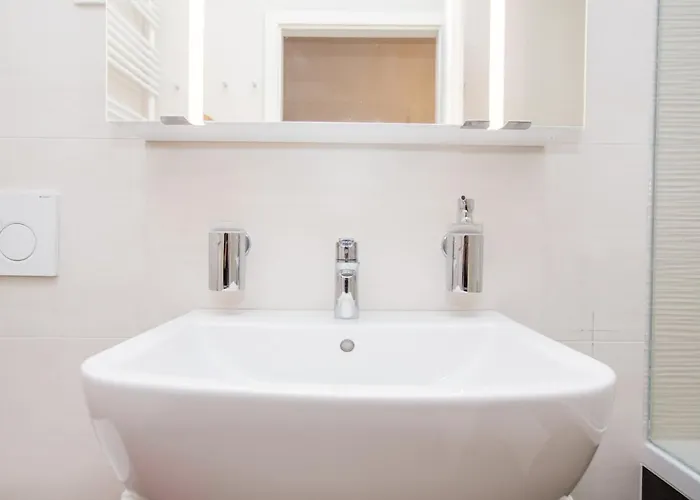 Bright 2-Bed Apartment Free Wifi And Walk To Old Town *