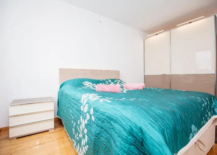 Apartment Bright 2-bed Free Parking & Wifi - Walk To Old Town *